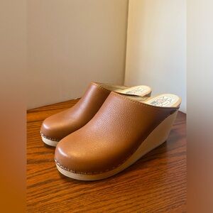 Maguba Pebble leather clogs